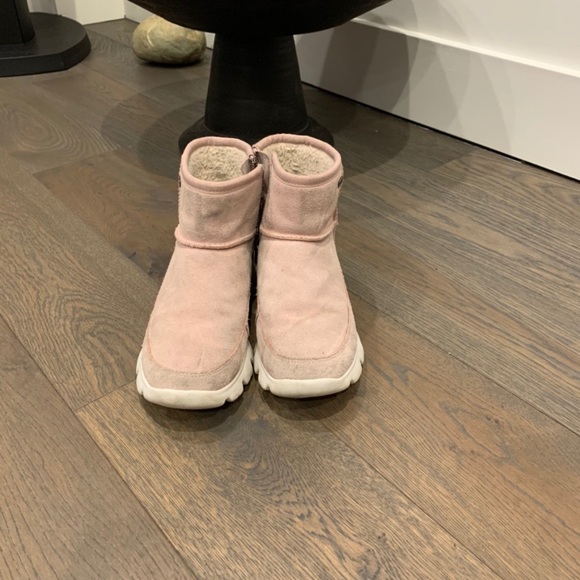 UGGS - Picture 2 of 4